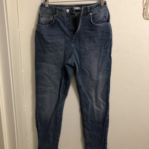 Jeans  - Från NA-KD. I strl 36, de är Inte använda. Går vid naveln.
