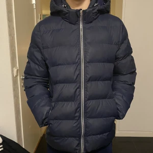 gant jacka vinter - använd jacka i en vinter, väldigt bra skick, köpt för 3000kr  