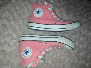 Rosa converse - Säljer mina rosa/corallrosa converse i storlek 38, då de är lite stora och inte användas. Mycket bra skick och riktigt fin färg. 💗Finns en liten grå fläck på det ena skosnöret men det syns inte när man har på sig skorna. Hör av vid frågor/intresse 🥰