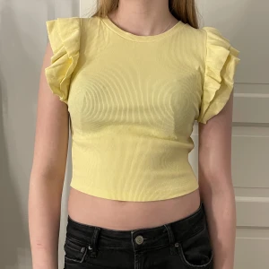 Gul volang topp - Gul ribbad volangtopp från zara. Köptes från deras hemsida sommaren 2021 men den har tyvärr aldrig kommit till användning så den är i mycket bra skick. Super fin till sommaren. För mer bilder/frågor skriv privat💘frakten ingår inte