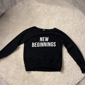  Svart sweatshirt  - En svart sweatshirt från ginatricot i storlek S. Använd ett par gånger men används inte längre pga inte min stil. Köpt för 250 tror jag då det var längesen jag köpte den