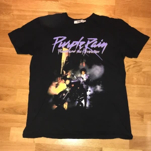 T-shirt - Purple rain t-shirt som har andvänts en del