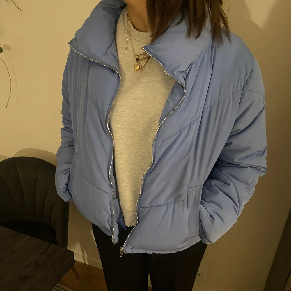 Säljer en blåa fina jackan ifrån H&M som är väl använd🫶🏼du står för frakten!!!. Jackor.