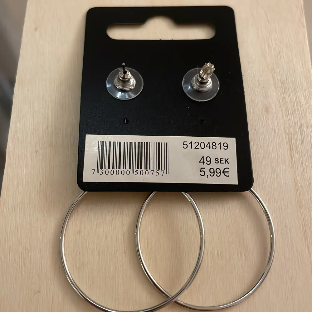 Köpta för 50kr som present men uppskattades inte och därför säljs dessa oanvända örhängen för 25kr. Accessoarer.