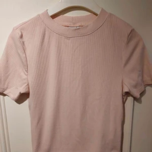 Magtröja  - Säljer denna rosa magtröja i storleken S för 30 kr.