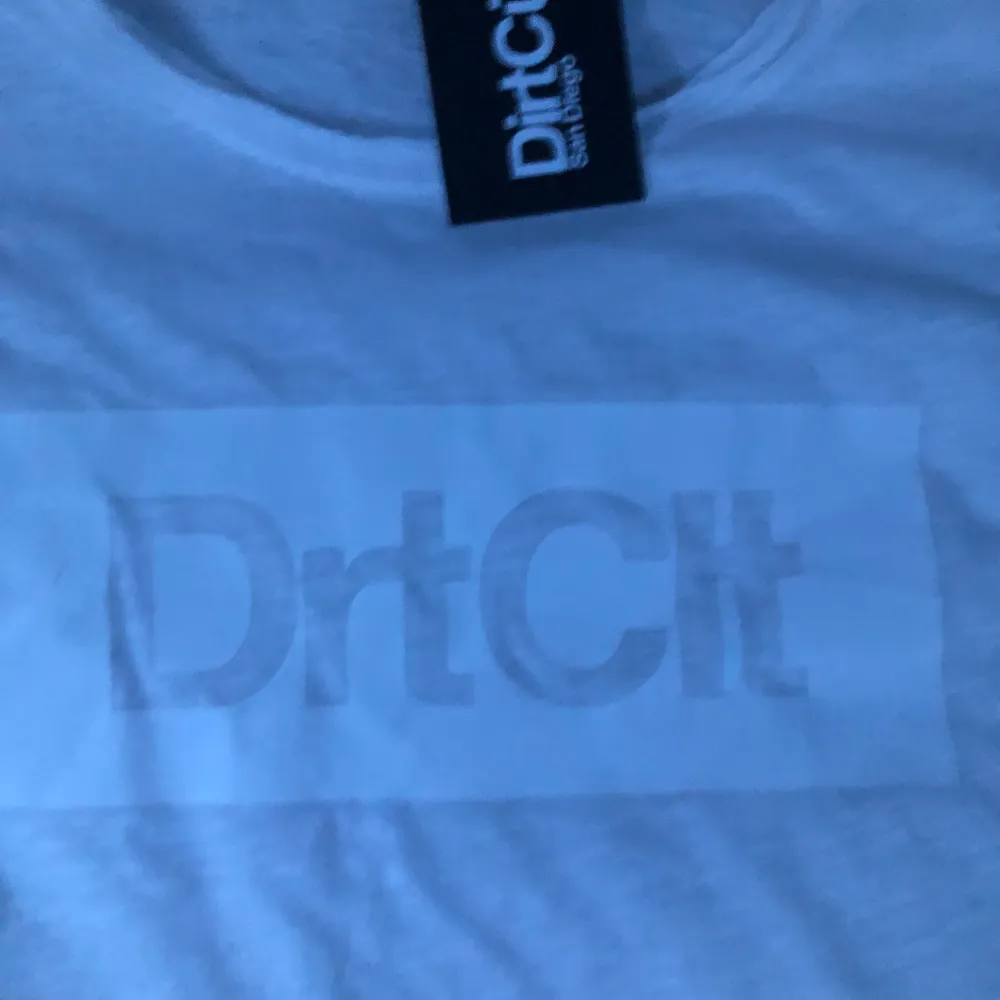 Den är i small och det är inget fel på den utan fick den i julklapp och va inte min stil, vanlig vit t-shirt från dirtcult med vitt tryck på bröstet. T-shirts.