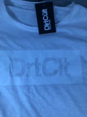 Dirtcult t-shirt - Den är i small och det är inget fel på den utan fick den i julklapp och va inte min stil, vanlig vit t-shirt från dirtcult med vitt tryck på bröstet