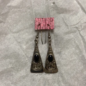 Örhängen  - Inte äkta  Aldrig använda  Rengjort  Fina svart pärla i mitten 💕💕💕💕💕💕💕💕💕💕💕💕💕💕