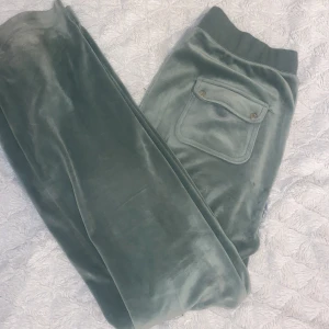 Juicy couture - Säljer mina juicy couture i ljusgrön, då jag fick ett par mörkblåa juicy istället. Storlek M men passar även er som har S. Dom har en lite fläck på som ej går bort men man märker de knappt👍🏼Har inta använt byxorna häller så mycket och köpte dom nyligen.💗