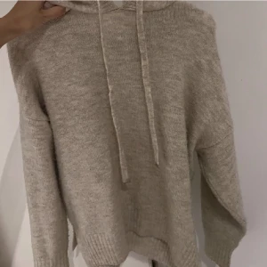 Stickad hoodie  - Så snygg stickad hoodie storlek S!! Kommer ej till använt 