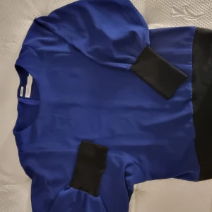 Mörkblå blus med dragkedja och svart botten - Färgstark blus i fint skick