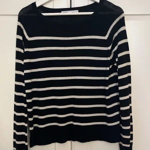 Stickad tröja från zara - Säljer denna randiga tröja från Zara, köpt för ungefär 1 år sedan. Jättefint skick då den endast är andvänd ett fåtal gånger!Väldigt bra kvalitet! I storlek M men passar även en S!Köparen står för frakt! Kontakta mig för fler frågor! Frakt stämer ej!!