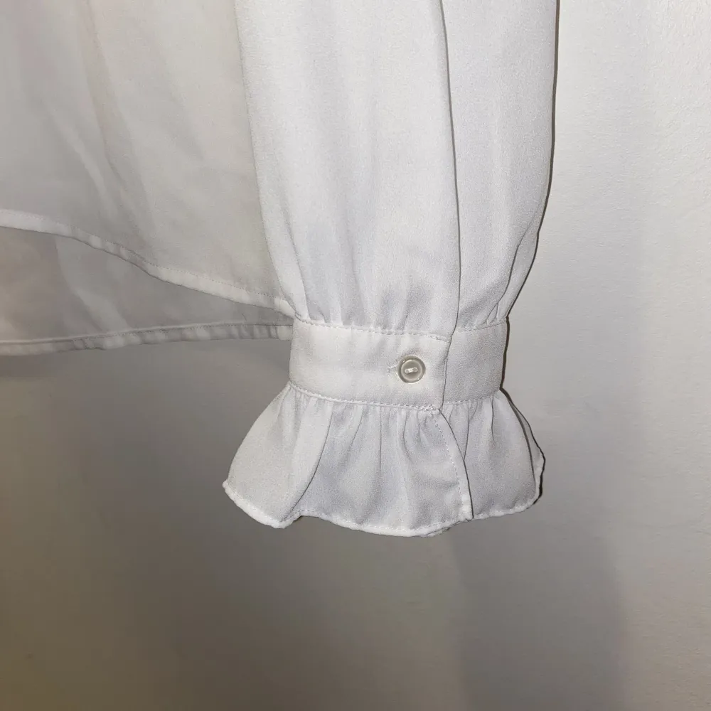 En vit fin blus köpt från Gina tricot för 199kr. Säljer för 100kr + frakt. Den är i storlek M/38. Hör av dig ifall du vill ha fler foton! . Blusar.