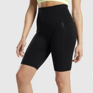 Gymshark shorts - Shorts från gymshark i storlek medium, bekväma och endast använda några gånger🦋nypris 449kr. Hör av er vid intresse eller funderingar 💕spårbar frakt på 29kr tillkommer 📦