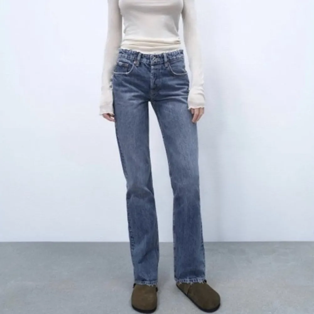 De populära mid-rise jeansen från zara! Storlek 36, fint skick🙌🏽. Jeans & Byxor.