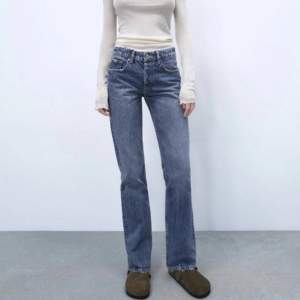 De populära mid-rise jeansen från zara! Storlek 36, fint skick🙌🏽
