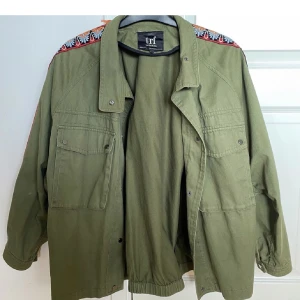 Militärgrön zarajacka - Snygg militärgrön zarajacka som inte går att köpa längre. Passar bra till vår och höst eller att ha som en overshirt!