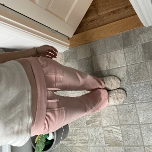 Rosa juicy  - Säljer för jag redan har ett par, som nya! Inga slitningar etc. Kan tänka mig gå ner lite vid SNABB affär! 😇😇