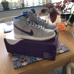 Sb dunk high  - Säljer ett par Nike sb dunk high new york mets helt nya och oanvända. Storleken är 40 eu. Jag är öppen för byten och samfraktar gärna. Kan skicka skorna om inte upphämtning är ett alternativ kolla gärna in mina andra annonser för liknande saker. 