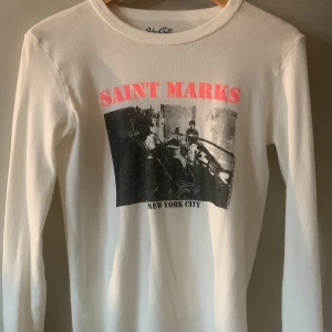 Brandy Melville tröja storlek one size 💘 - Säljer min jättefina brandy Melville tröja i stl one size/small💘💘 köpt i våras men ändast används en gång. Skriv privat för mer information💘