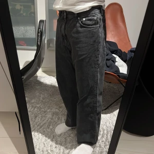 Svart/gråa jeans - Jeans från weekday i galaxy loose modellen. Stl 28/30. Bra skick utan fläckar. 