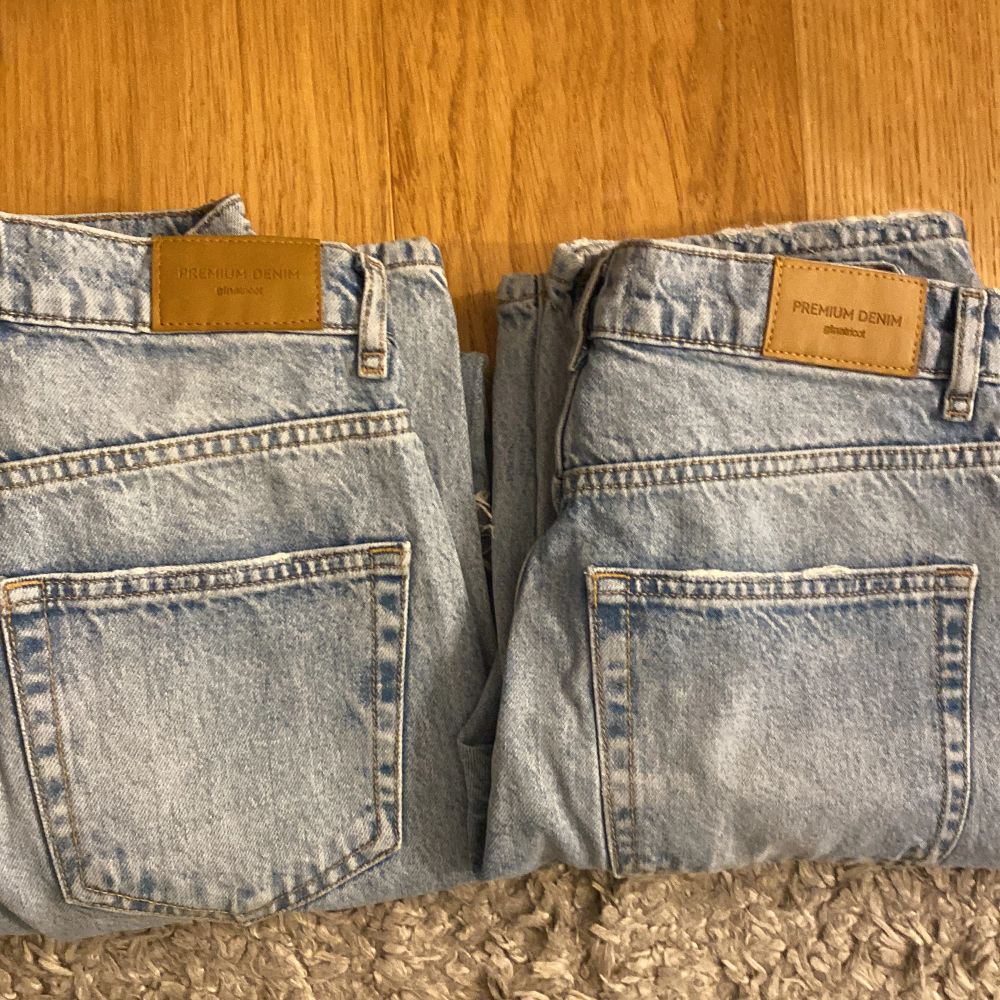 Hej! Säljer 2 par Gina tricot 90s High waist jeans i storlek 34 och 32. Original priset är 499kr och säljer dessa för 250kr st då de är i mycket bra skick. Skriv privat om du är intresserad!💗Köparen står för frakten!. Jeans & Byxor.