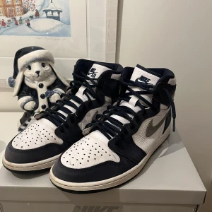 Jordan 1 Midnight Navy - Dags att sälja mina Jordan 1 jag köpte på GOAT 2020 kvitto finns. Riktigt snygg sko. Kostar runt 3500 nya. 