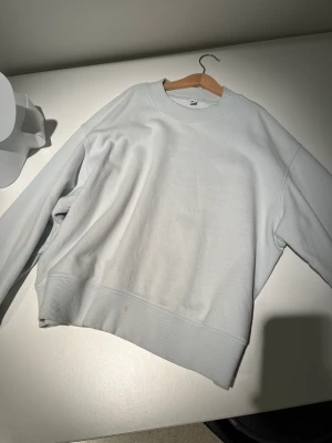 Sweatshirt  - Väldigt fin ljusblå sweatshirt från uniqlo. Passar till ALLT😍