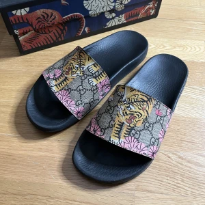 Äkta Gucci slides - Gucci slides med box kvar. Använda men i bra skick! 