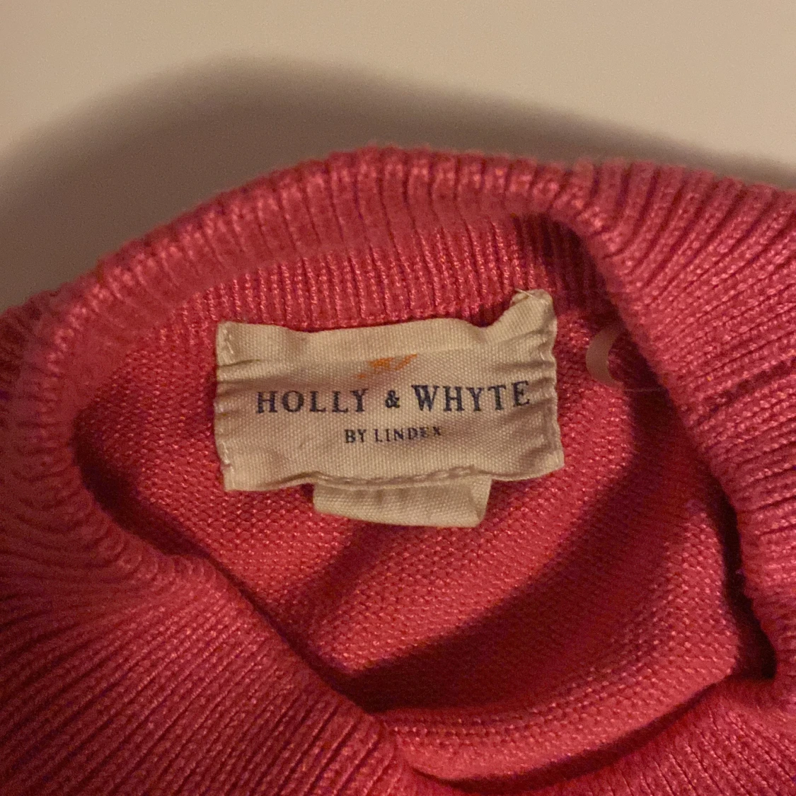 En rosa stickad tröja (guld detalj) - 91