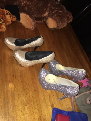 Två fina fest klackskor storlek 39-40 ny pris 350kr - Hej! Säljer nu mina två fest klackskor, eftersom jag nu inte har användning av de längre, jätte fina skor och är i gott skick 