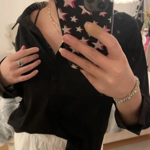 Svart skjorta - Najs skjorta, mindre i storleken skulle säga vanlig M typ (om man inte vill ha den tajt)