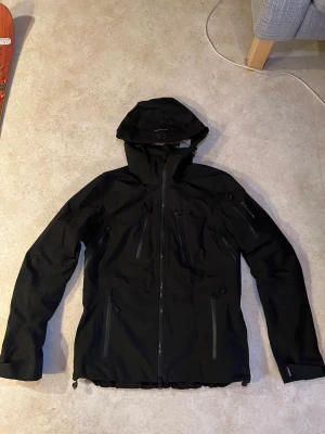 Stellar Equipment Skaljacka - Dam - - Svart skaljacka - Storlek Small - Modell Kvinna - Vattentät  - Nyskick - Smarta fickor för skidåkning  - Finns i Åre - Kan skickas vid betalad frakt  Nypris ~ 4300kr