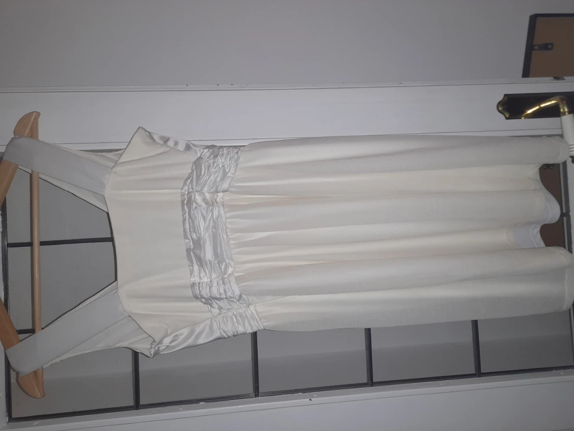 Vit/beige klänning  - 90