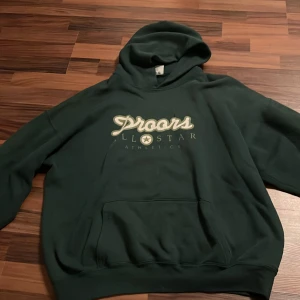 Grön hoodie  - Grön hoodie, hyfsat skick! 