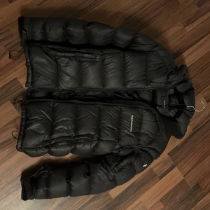 Peak performance vinterjacka  - Vinterjacka från peak performance! Hyfsat bra skick, lagad på insidan vid fickan. 