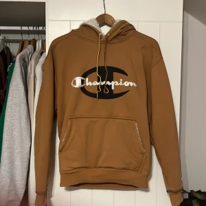 Timberland X Champion hoodie  - Tjena! Säljer nu min timberland X chmapion hoodie, köpte från JD sports för 1000kr för ungefär 3 år sedan. Tröjan säljs inte längre, det är päls i luvan och fickan. Det är bara att skicka iväg ett meddelande om du har några frågor. Priset kan diskuteras. 
