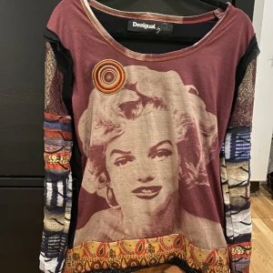 Desigual top - Top från desigual med Marilyn Monroe. Står ingen storlek men skulle säga s. Långärmat. 