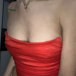 Corset - ZARA - Corser röd från zara  Aldrig använts och har fortfarande kvar prislappen. 