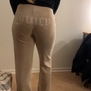 Juicy byxor - Säljer dessa beiga juicybyxor i stolek S. Finns i Borås men kan skickas! 650kr