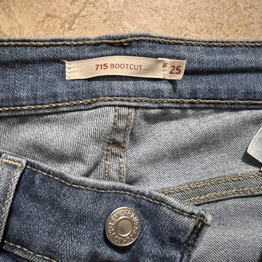 Jag säljer ett par lågmidjade levis jeans! De är i storlek 25 och har en fin passform.  Hör av er om ni har några frågor, och vad ni tänker er för pris, från 200kr.  (Köparen står för frakt själv). Jeans & Byxor.