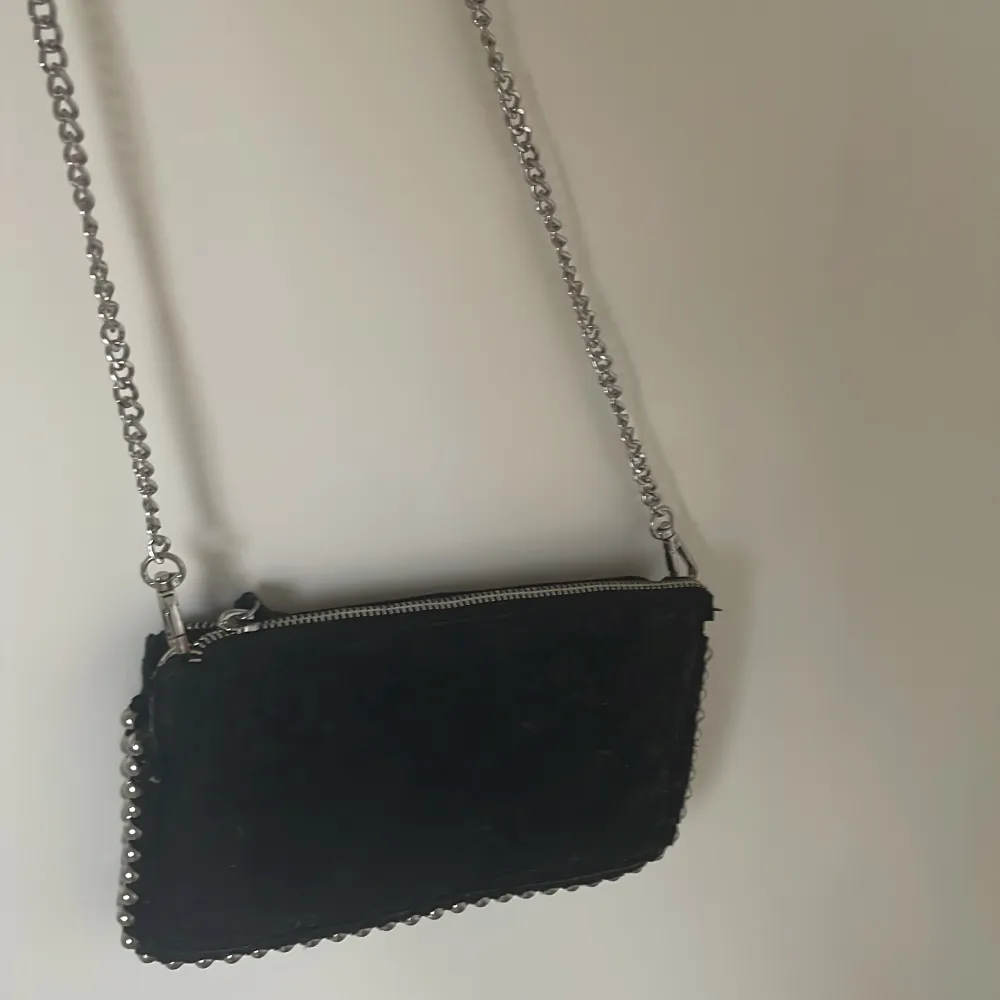 Säljer nu min svarta väska med pärlor på sidorna för att den inte kommer till användning. Den finns på Zara men för 400 kr.. Väskor.