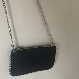 Säljer nu min svarta väska med pärlor på sidorna för att den inte kommer till användning. Den finns på Zara men för 400 kr.