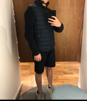 Parajumpers väst  - Hej!Jag har en intressekoll på min väst som mest bara har hängt i garderoben så tänkte se vad jag kunde få för den. Perfekt inför sommaren eller våren! Skicka för fler bilder eller frågor.😁pris diskuterart