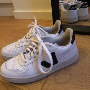 Veja skor - Ett par Veja sneakers v-10 i stl 36. Använda fåtal gånger. Inga tydliga defekter.