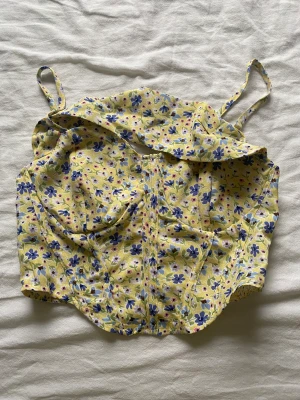 Linne från shein  - Har aldrig använts. Har en speciell modell men är jätte sött. Blommigt gult linne i storlek S. Pris kan diskuteras!