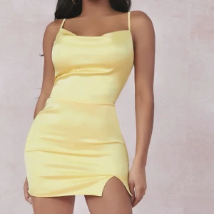 Klänning - Säljer min favoritklänning för att den har blivit för liten på mig. Den passar någon som är S eller en mindre M. 