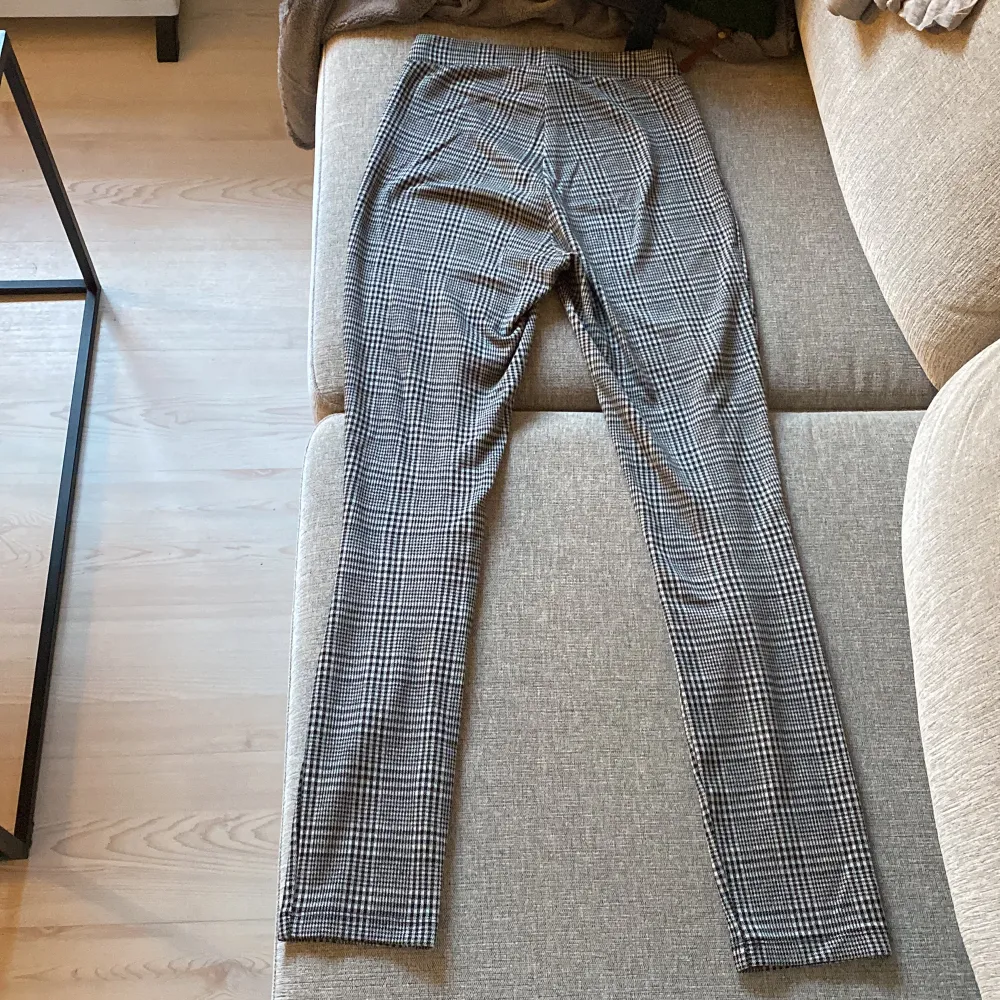 Jätte fina rutiga stretch byxor som inte kommer till användning. Dom är i storlek sx. Pris kan diskuteras. 💕. Jeans & Byxor.