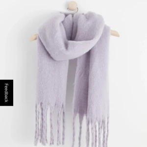 Fluffig halsduk  - Fluffig halsduk med fransar från Lindex✨ helt oanvänd! Ordinarie pris 250kr säljer för 70