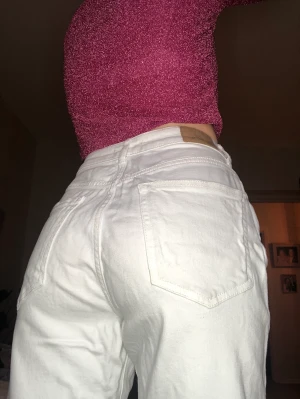 Vita jeans stl 34 - Vita jeans Gina tricot stl 34. Skriv vid fler frågor eller bilder💁‍♀️
